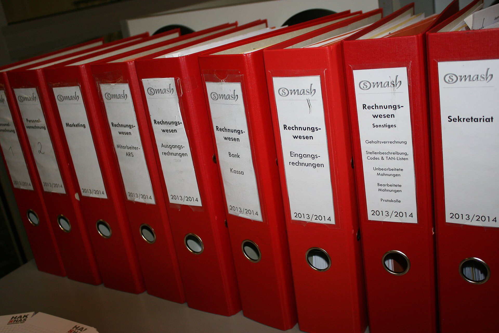 Pastas de arquivo enfileiradas, do tipo usado em processos administrativos