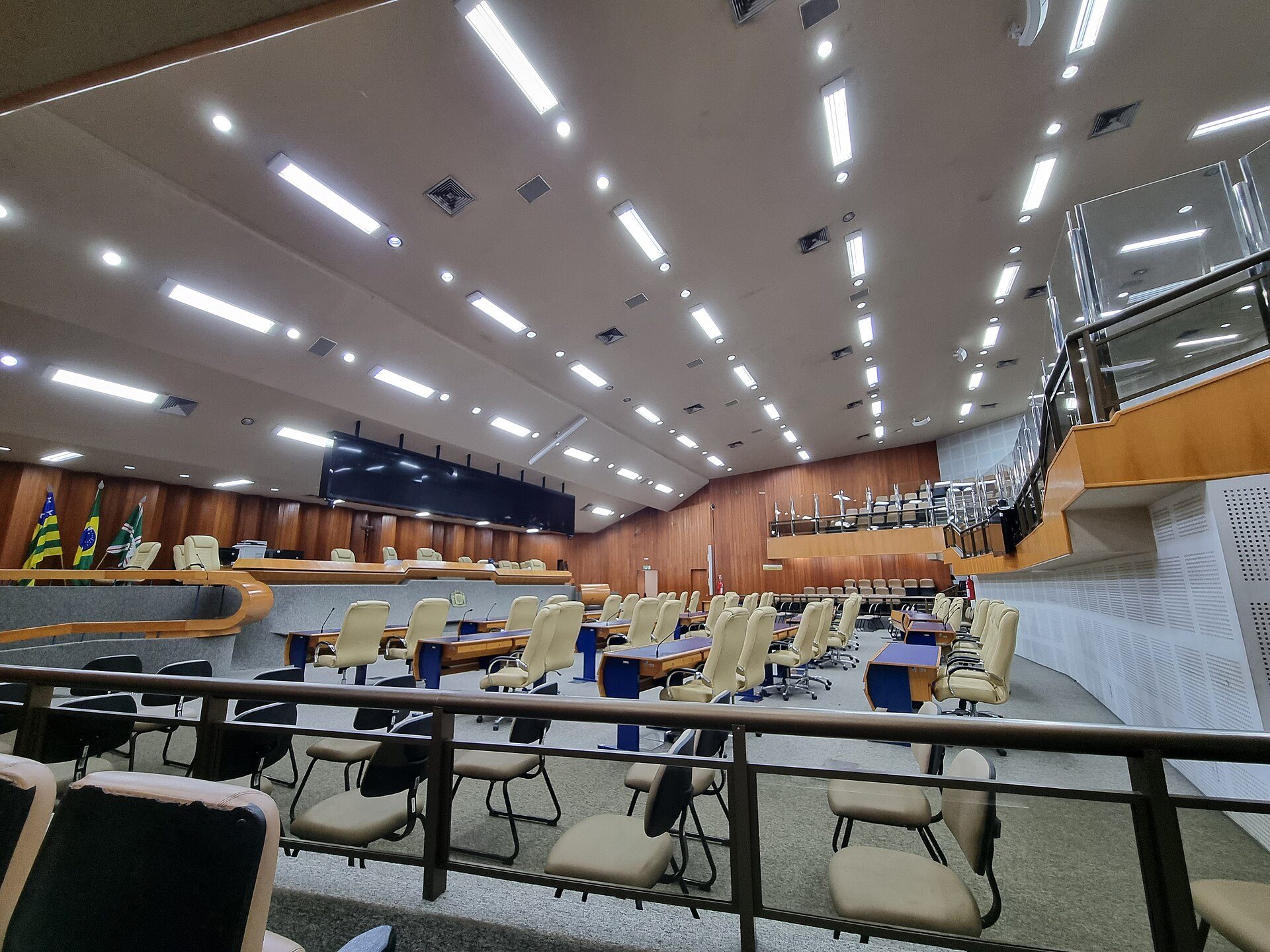 Plenário de câmara municipal, com as bancadas e a mesa diretora vazias