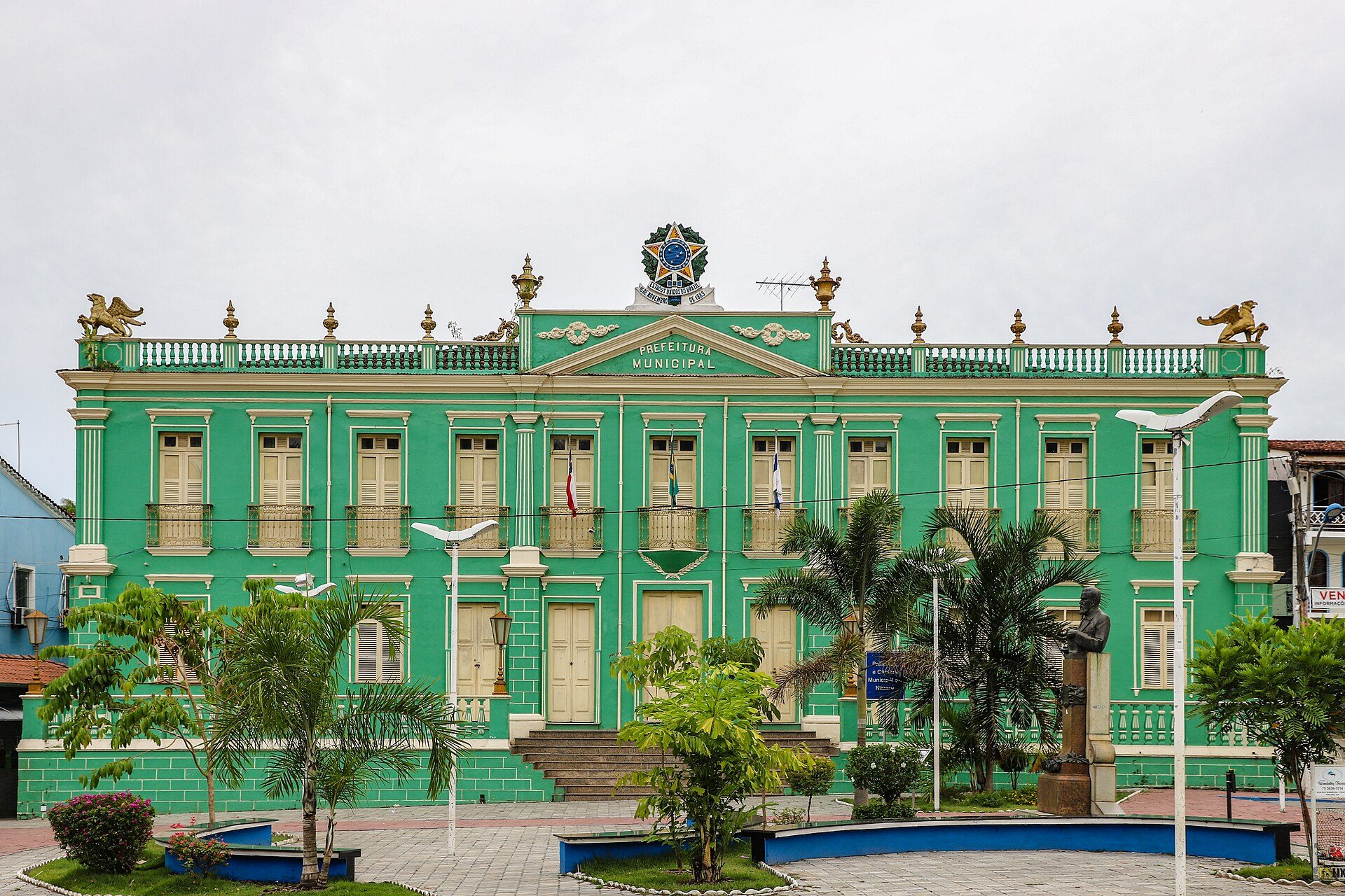 Fachada de um prédio de prefeitura municipal