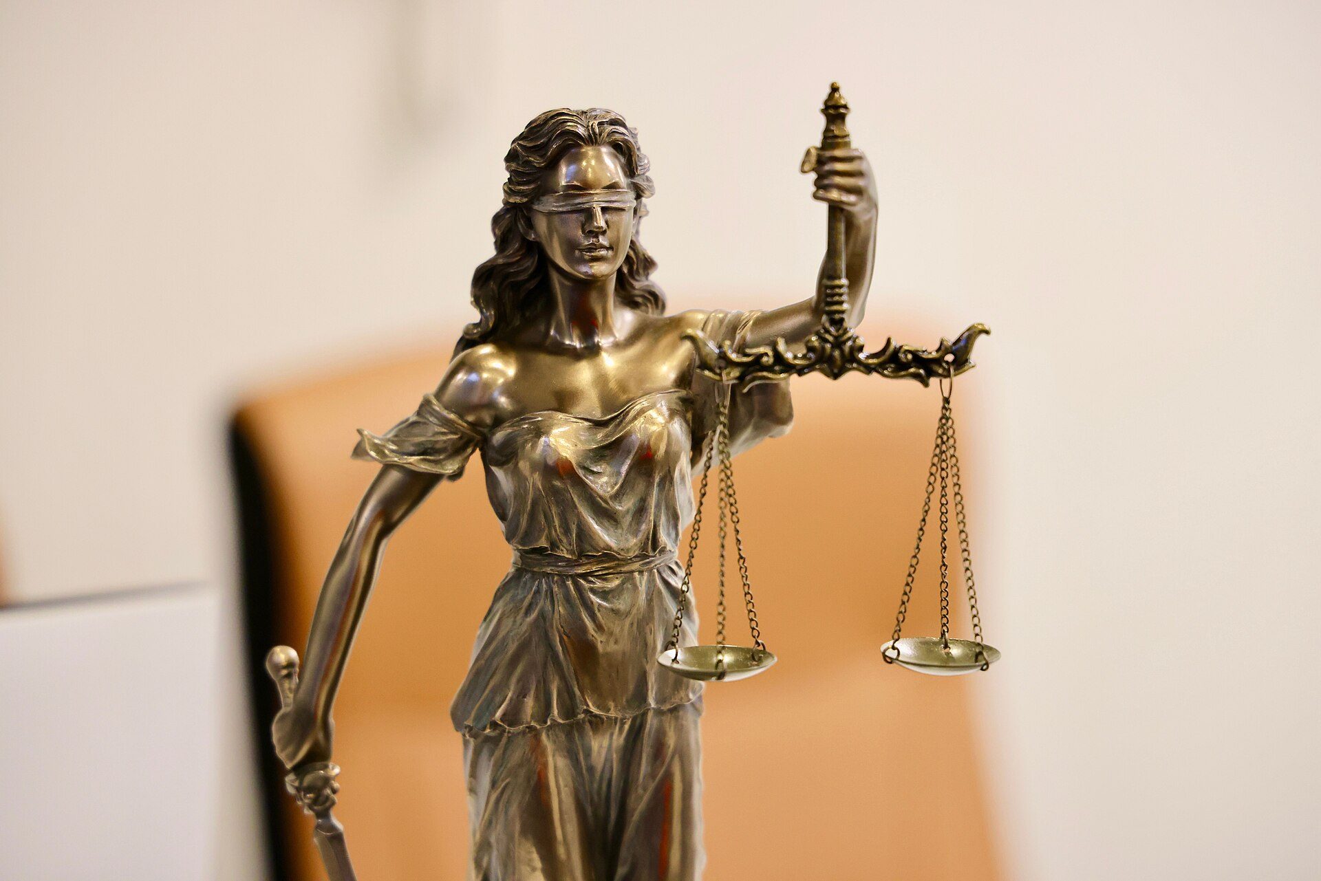 Estátua da Justiça segurando a balança, em primeiro plano