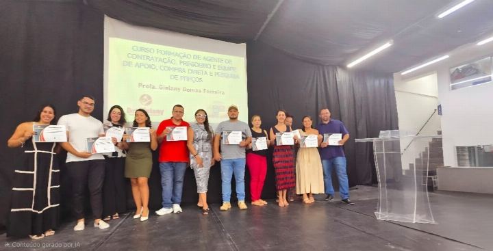 Participantes com os certificados no palco, diante da projeção do curso