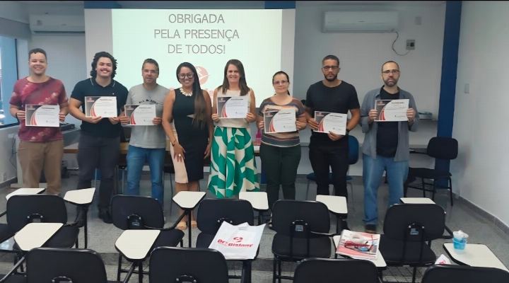 Participantes com os certificados em sala de aula ao fim do curso