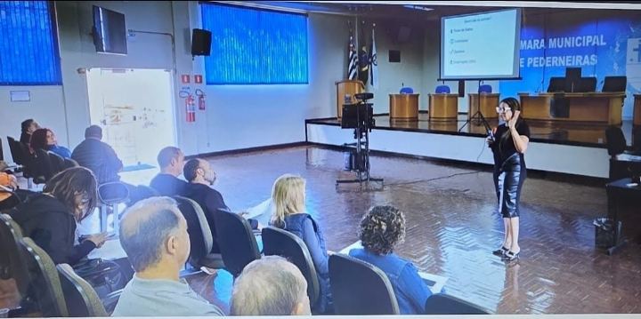 Plenário de câmara municipal com plateia acompanhando o treinamento