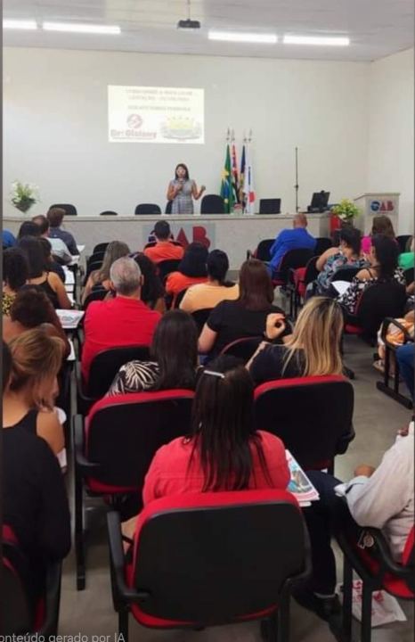 Plateia acompanhando o treinamento em sala de sessões com bandeiras oficiais ao fundo