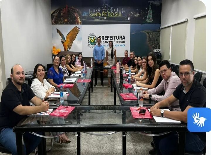 Equipe reunida em torno da mesa de reuniões da Prefeitura de Santa Fé do Sul durante a capacitação