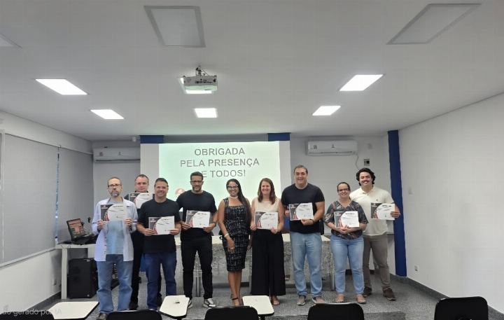 Participantes com os certificados em sala de treinamento