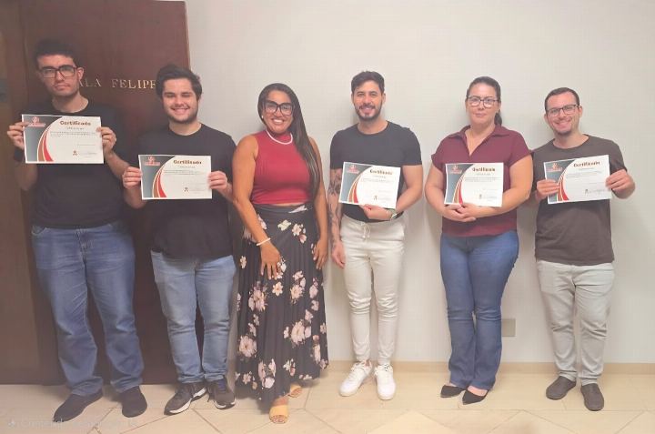 Participantes com os certificados ao fim da capacitação