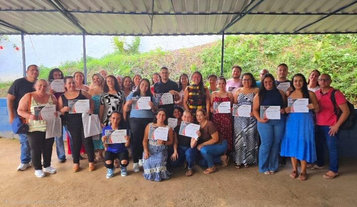 Turma numerosa com os certificados em área coberta ao ar livre