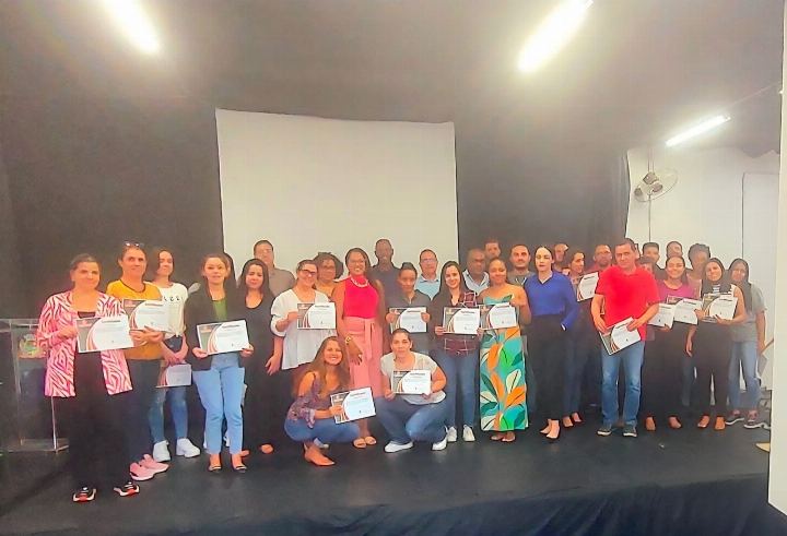 Turma grande reunida com os certificados ao fim da capacitação