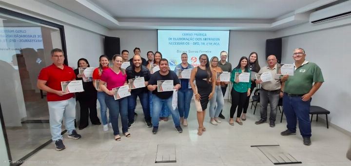 Turma com os certificados diante da projeção do curso