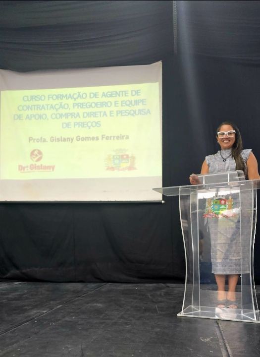 Dra Gislany ao púlpito durante o curso de formação de agente de contratação, pregoeiro e equipe de apoio
