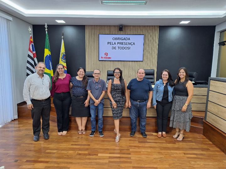 Participantes com os certificados no plenário, diante das bandeiras oficiais