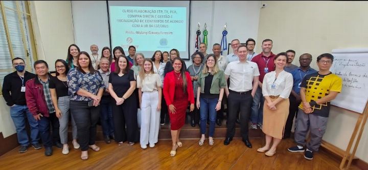 Turma numerosa reunida ao fim da capacitação, parte dos participantes de máscara