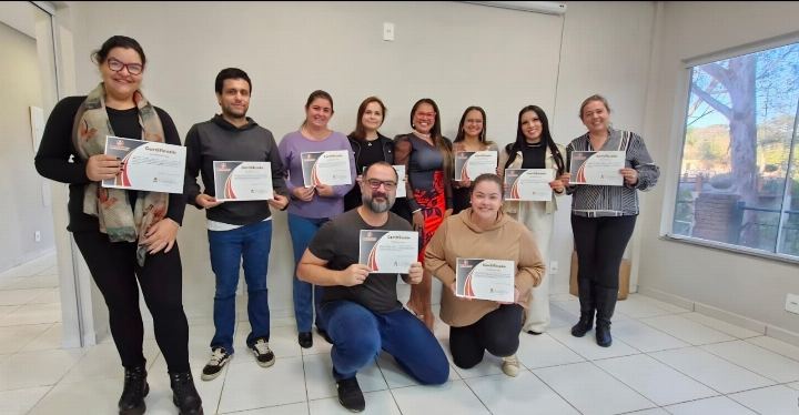 Participantes com os certificados ao fim do treinamento
