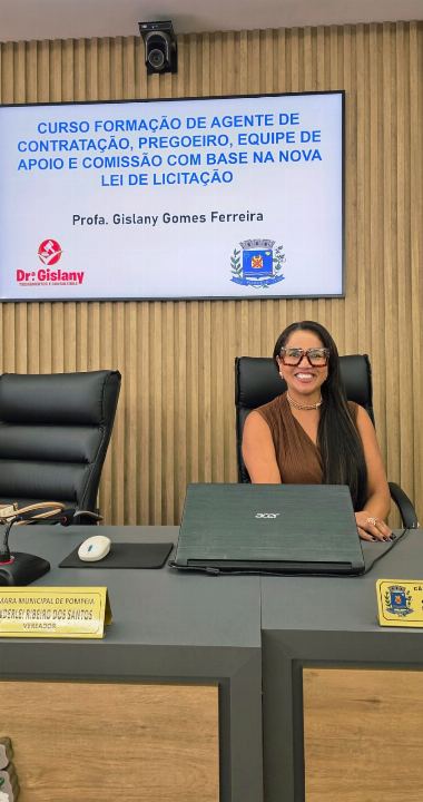 Dra Gislany na mesa do plenário durante o curso de formação de agente de contratação com base na nova Lei de Licitações