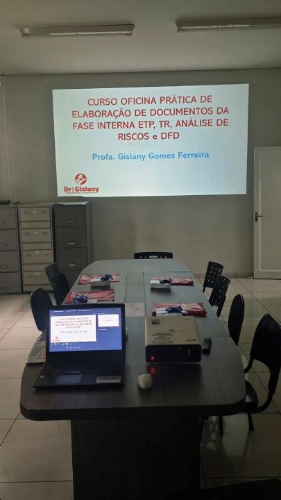 Sala de reunião preparada para a oficina prática de elaboração de documentos da fase interna: ETP, TR, análise de riscos e DFD