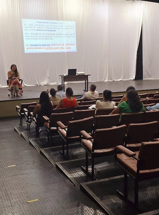 Plateia acompanhando a apresentação em auditório