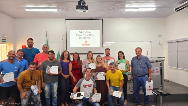 Turma com os certificados em sala institucional, diante do slide de encerramento