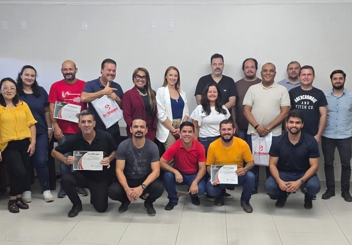 Turma numerosa com os certificados ao fim da capacitação