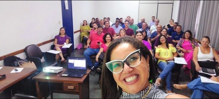 Dra Gislany em foto com a turma reunida na sala de sessões