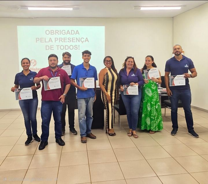 Participantes com os certificados diante do slide de agradecimento