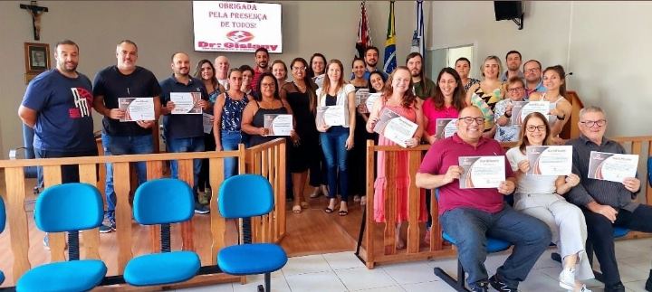 Turma reunida com os certificados em sala institucional