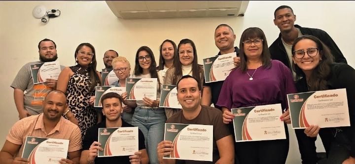 Turma reunida com os certificados ao fim do treinamento
