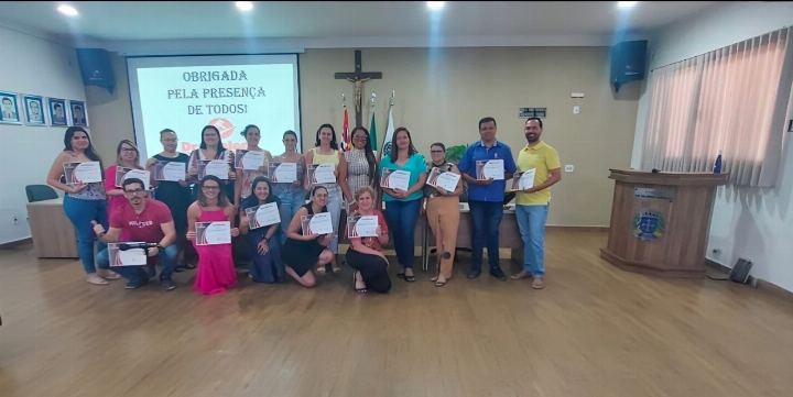 Participantes com os certificados na sala de sessões, diante da tribuna