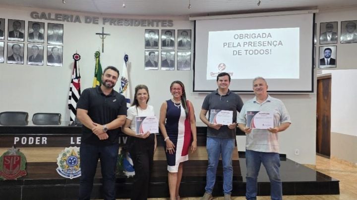 Participantes com os certificados diante da galeria de presidentes do Poder Legislativo