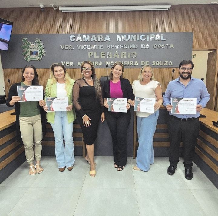 Participantes com os certificados no plenário Ver. Vicente Severino da Costa