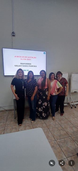Grupo de participantes diante da projeção com o nome da professora Gislany Gomes Ferreira