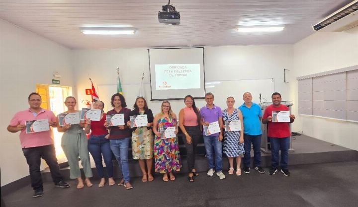 Turma com os certificados em sala de aula ao fim do curso